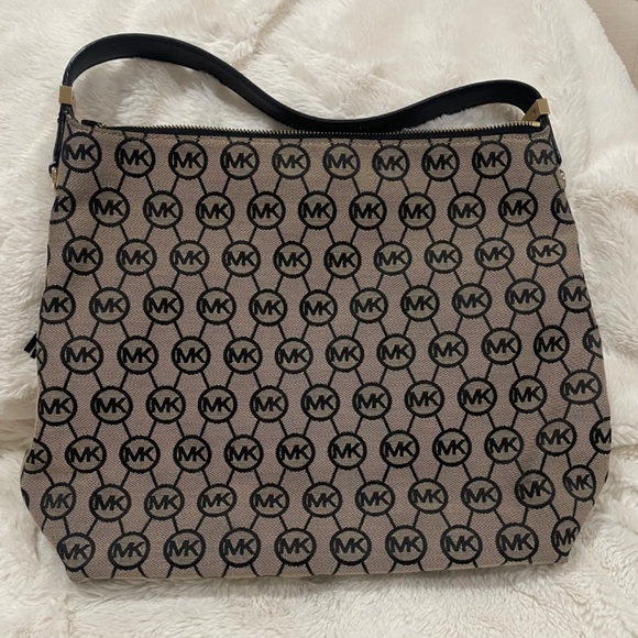 Michael Kors signature canvas large shoulder bag. - Picture 2 of 5